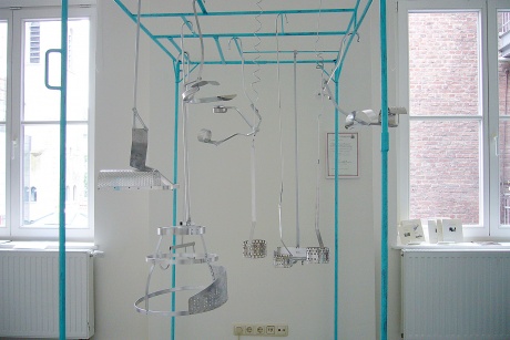 OPEN OFFICE 3|Ulrich Strothjohann|Garderobe, 2006|Eisen, Aluminium, Lack, »Zimmerreservierung«, 100 x 175 x 205 cm