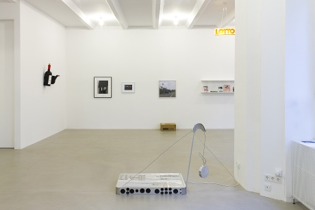 |Vincent Tavenne, o. T., 2010|Hubert Becker, Man in Polyester Suit & Bullet through Apple, 2010|Ulrich Strothjohann, Luke (Sunny Side Down), 2010|Daniel Ansorge, Pan, 2010|Patrick Rieve, o. T. (Dummybord), 2010|Ina Weber, Lotto-Lampion, 2010