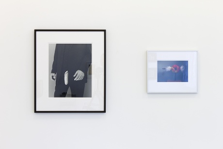 Hubert Becker |Man in Polyester Suit, 2010|(nach Robert Mapplethorpe)|Barytabzug, 48 x 30 cm, 1/10 (mit Rahmen)|Bullet through Apple, 2010|(nach Harold Edgerton)|C-Print, 19 x 27 cm, 1/10 (mit Rahmen)