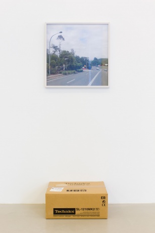Daniel Ansorge|Pan, 2010|Panasonic Australien|C-Print, 62 x 62 cm |1/1 (mit Rahmen)|Plattenspieler Technics SL-1210MK2|Ser. No. GE9GD01030 R |in Originalverpackung |52 x 45 x 22 cm