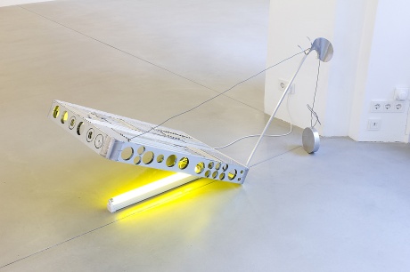 Ulrich Strothjohann|Luke (Sunny Side Down), 2010|Aluminium, Elektrik |100 x 70 x 135 cm