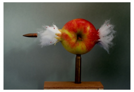 BRUSSELS COLOGNE CONTEMPORARIES 2015|Hubert Becker|Bullet through Apple (nach Harold Edgerton), 2010|C-Print, 19 x 27 cm
