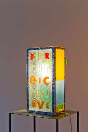 ENTER HERE/NO FULL SIZE|Ulrich Strothjohann|Durchreichkurve, 2011|Metall, Plexiglas, Gießharz, Elektrik|38,5 x 22,5 x 14 cm, (Sockel 100 x 26 x 33 cm)|