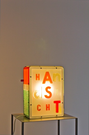 Handsicht, 2011|Metall, Plexiglas, Gießharz, Elektrik|30 x 24,5 x 13,5 cm|(Sockel 100 x 26 x 33 cm)