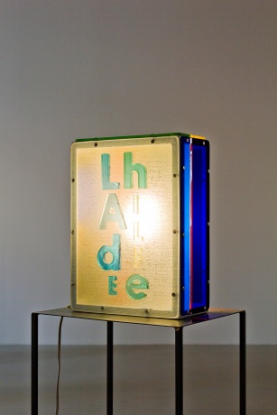 ENTER HERE/NO FULL SIZE|Ulrich Strothjohann|Ladehilfe, 2011|Metall, Plexiglas, Gießharz,Elektrik|34 x 25 x 15,5 cm (Sockel 100 x 26 x 33 cm)|