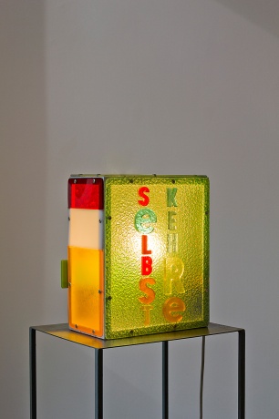 Selbstkehre, 2011|Metall, Plexiglas, Gießharz, Elektrik|29,5 x 27 x 15 cm|(Sockel 100 x 26 x 33 cm)