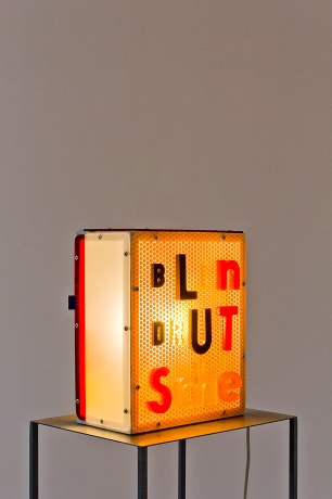 Blindrutsche, 2011|Metall, Plexiglas, Gießharz, Elektrik|29,5 x 26,5 x 14,5 cm|(Sockel 100 x 26 x 33 cm)