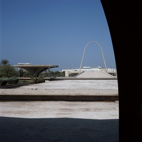 Blick aus dem Museum, Tripoli, Oscar Niemeyer, Rashid Karami International Fair, 2012 |Inkjetprint auf Hahnemühle Photorag, 35 x 28 cm