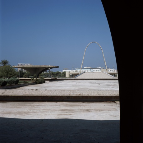 Blick aus dem Museum, Tripoli, Oscar Niemeyer, Rashid Karami International Fair, 2012 |Inkjetprint auf Hahnemühle Photorag, 35 x 28 cm