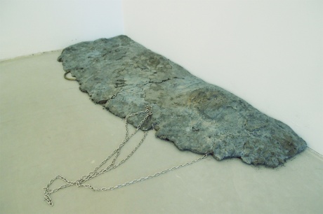 Lava IV, 2013|Aluminiumzement, Ringe, Ketten, 88 x 36 x 4 cm