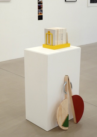 Ulrich Strothjohann|Horizontale, 2006|Metall, Lack, 17 x 25,5 x 18,5 cm|Starter, 2014|Holz, Metall, 60 x 35 x 10 cm