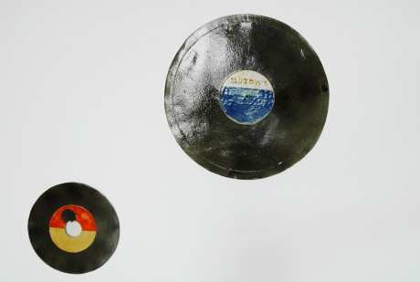 Ina Weber|You Can Get It If You Really Want, 2015|Keramik glasiert, ø 18 cm|What's Going On, 2015|Keramik glasiert, ø 31 cm