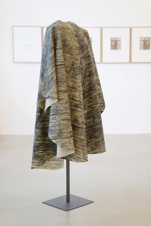 ALEXANDRA HOPF|Casula di Fontana, 2018|Gouache auf Nessel, Büste, pulverbeschichteter Metallständer