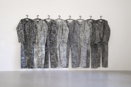 ALEXANDRA HOPF|Spacetime Suit for Giacometti (#1–8), 2016|(nach Thayaht), Ölstick, Gouache auf Nessel, gesticktes Label|Installation