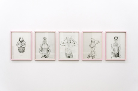 Trixi Groiss|Ohne Titel, 2002–2010|Fünf Arbeiten aus der Serie „100 nackte Männer“|Bleistift auf Papier, 42 × 29,7 cm|