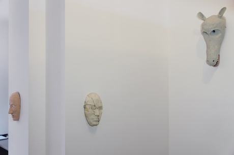Vincent Tavenne |O. T. (Masken), 2010–2019 |Acryl, Pappmaché, Draht|diverse Abbmessungen