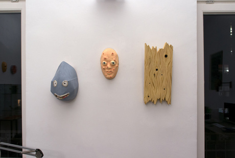 Vincent Tavenne|O. T. (Masken), 2010–2019 |Acryl, Pappmaché, Draht|diverse Abbmessungen