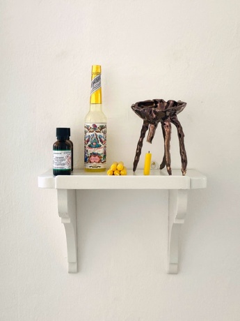 Karoline Schneider|Orakelwerkzeuge, 2020|Keramik glasiert, Porzellan geschrüt, |Bienenwachs, ätherische Öle |50 × 35 × 19 cm