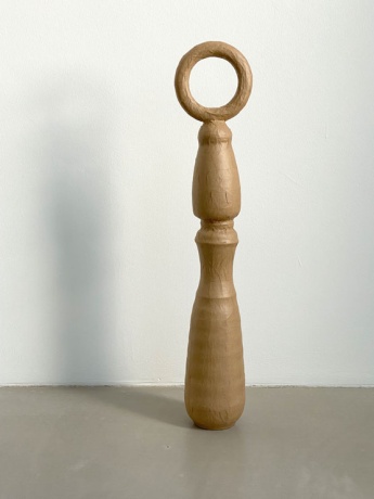 Sven Dirkmann|o.T. 005, 2020|Keramik und Papier|ca. 72 × 14,5 × 12 cm