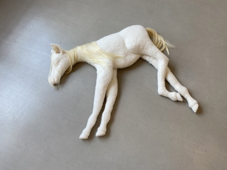 Fynn Bierik|o.T. (Fohlen), 2023|Wolle, Kunsthaar|116 × 93 × 18,5 cm