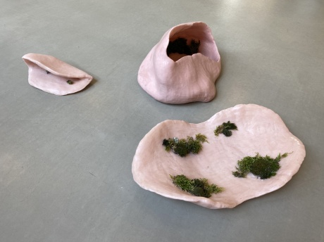 Hanne Köster|porous purpose, 2023|Wachs, Moos|22 × 71 × 82 cm