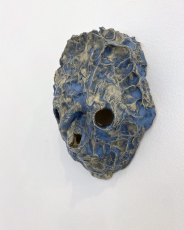 Sven Dirkmann|Maske 23/02 (blau), 2023|Keramik, glasiert|ca. 22 × 17 × 11 cm