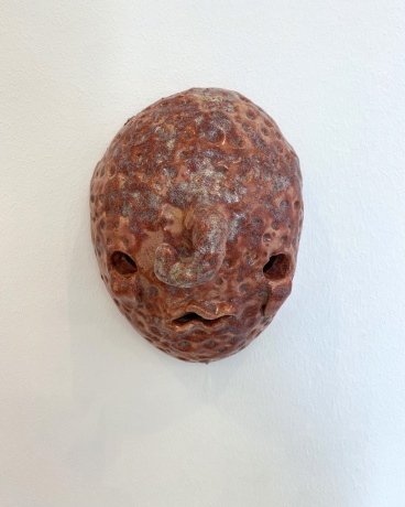 Sven Dirkmann |Maske 23/08 (rosa gepunktet), 2023|Keramik, glasiert|ca. 22 × 17 × 12 cm