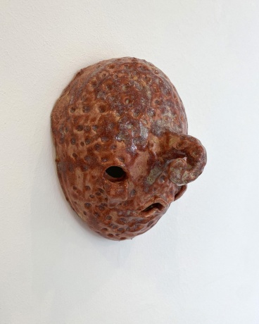 Sven Dirkmann |Maske 23/08 (rosa gepunktet), 2023|Keramik, glasiert|ca. 22 × 17 × 12 cm