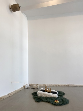 Sonja Heim|Wir müssen Garnix, 2023|Kunstfell, Sitzlaufband, Holzspielzeug, Holzstab, |Garnrolle, Horn, Naturschwamm, Glasperlen|Maße Variabel