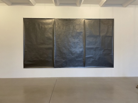 Kronenscheu |Trixi Groiss|Triptichon „Beschäftigung mit Glanz“– (einer Wasseroberfläche nachempfunden):|Freier Fall, 2018–2019|Graphite on paper|151 × 250 cm, ungerahmt|Der schwarze See, 2018–2019|Graphite on paper|151 × 250 cm, ungerahmt|Beschäftigung mit Glanz, 2021|Graphite on paper|151 × 250 cm, ungerahmt