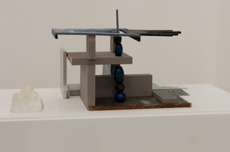 KATHARINA JAHNKE|#7 Tati, Mon Oncle, 2023|Blaue Kugeln, mixed media|ca. 25 × 51 × 23 cm|Aus der Serie: Falsch erinnerte Filmsets