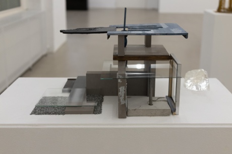 KATHARINA JAHNKE|#7 Tati, Mon Oncle, 2023|Blaue Kugeln, mixed media|ca. 25 × 51 × 23 cm|Aus der Serie: Falsch erinnerte Filmsets