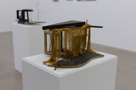 KATHARINA JAHNKE|#8 The Great Gatsby (Gartenparty), 2023|Spiegelwand, Fransen, mixed media|ca. 23 × 49 × 33,5 cm|Aus der Serie: Falsch erinnerte Filmsets