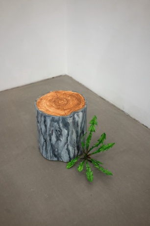 VINCENT TAVENNE|o.T., 2024|Acryl auf Holz, Metall und Pappmaché|ca. 25 × 43 × 26 cm
