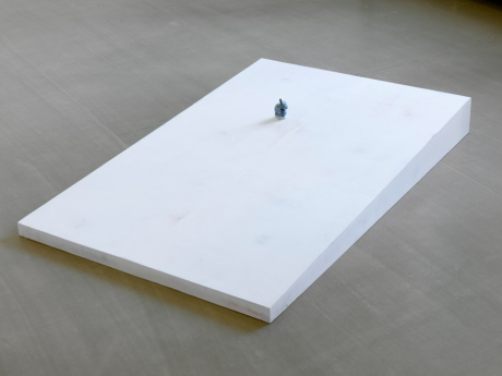 Tamara Lorenz|Leckstück, 2025|Porzellan, Unikat|4,5 × 4,5 × 8 cm