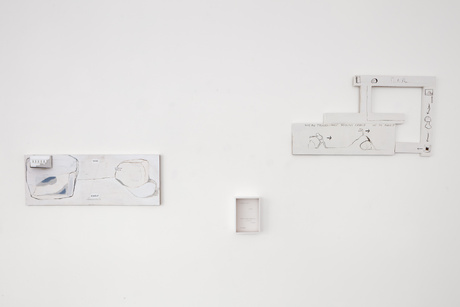 Ella Kühn|Rohbau – Ruine, 2026|Weißlack, Öl, Bleistift auf Holz|80 × 30 × 2 cm |Das Einkehren, Sinken, 2025|Schreibmaschinentext |auf Transparentpapier, Holz|20 × 15 × 4 cm |Und die Zeitspanne geht so, 2024|Weißlack und Öl auf Holz|80 × 46 × 2 cm
