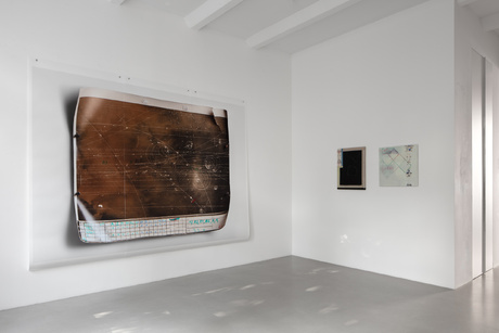 |links: |DANIELA FRIEBEL|ohne Titel (aus der Arbeit Kollision), 2026|Fine Art Print auf Wallpaper|235 × 306 cm, Auflage 3|rechts:|MARJORIE JONGBLOED|ohne Titel (Zoographie), 2024|Gouche, Graphite, Öl auf Jute und Leinen|65 × 50 cm |Intrusion of the Real, 2025|Öl und Gouache auf Baumwolle |55 × 55 cm