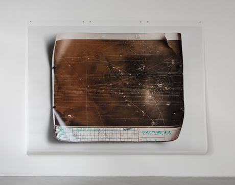 |DANIELA FRIEBEL|ohne Titel (aus der Arbeit Kollision), 2026|Fine Art Print auf Wallpaper|235 × 306 cm|Auflage 3|