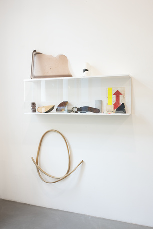 Doris Frohnapfel|Vitrine mit Fundstücken