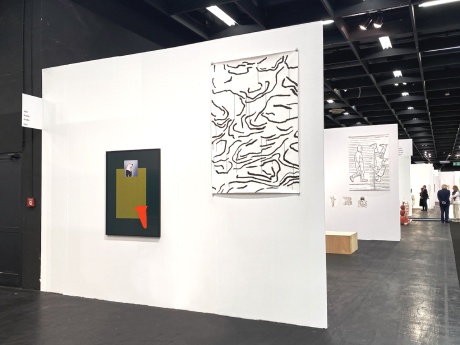 Art Cologne 23|TAMARA LORENZ|Voice Over Sync 2, 2021|Digitale Collage (Triptychon) |Pigmentprint, Schwarzer Rahmen / Museumsglas|120 × 92 cm (Bildmaße), 1/3|DORIS FROHNAPFEL|Spreader (3), 2021/2022 |Pinselzeichnung, Sepiatinte, Fabriano Accademia 120 g|168 × 119 cm, Unikatedition, 2/3|