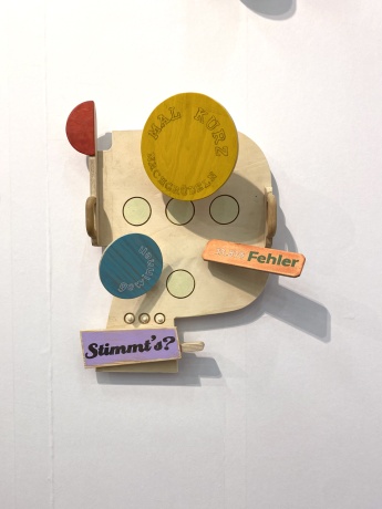 ULRICH STROTHJOHANN|Stimmt’s?, 2022           |Farbe, Holz|54 × 44 × 15 cm