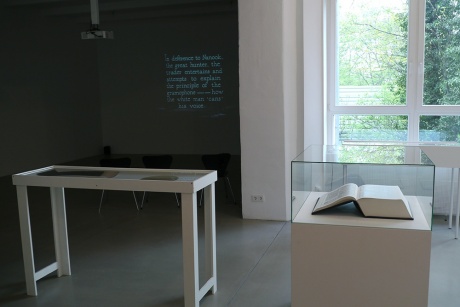 WRITTEN ON TABLETS OF FLESH |Erik Bünger|Written On Tablets Of Flesh, 2013-2014|Video-Trilogie, 14 Objekte, verschiedene Materialien